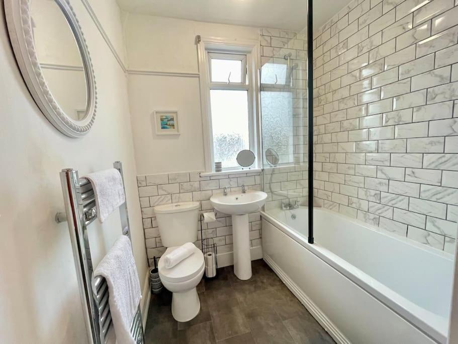 Portsmouth 3 Bedroom Getaway, Sleeps 6 Экстерьер фото